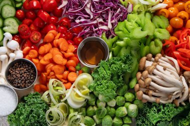 Dilimlenmiş ve rengarenk taze sebzeler hafif bir arka planda yemek hazırlama. Üst görünüm. 