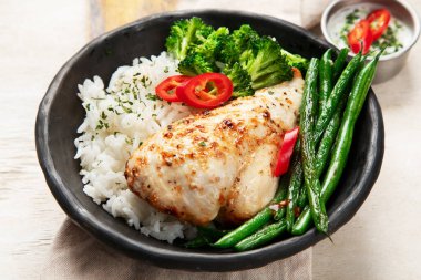 Sağlıklı ev yapımı tavuk göğsü ve pirinçli Brokoli hafif arka planda. Üst görünüm