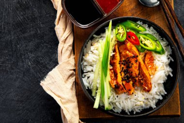 Kızarmış kaju tavuğu, hafif arka planda pilav ve sebzeyle kızartılmış. Asya yemeği. Üst görünüm.