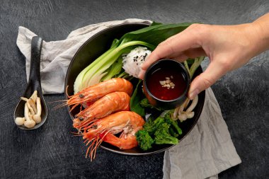 Koyu arkaplanda pirinç ve sebzeli karides. Tayland yemeği. Asya yemekleri. Üst görünüm.