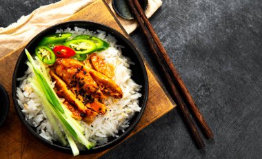 Kızarmış kaju tavuğu, hafif arka planda pilav ve sebzeyle kızartılmış. Asya yemeği. Üst görünüm.