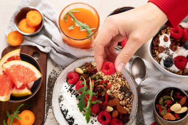 Sağlıklı kahvaltı gevreği kasesi ev yapımı granola taze ahududu, yaban mersini ve chia tohumlu diyet beslenme konsepti. 