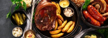 Klasik czech yemekleri seti. Siyah arka planda Çek mutfağından çeşitli geleneksel yemek koleksiyonları. Üst Manzara. Kopyalama alanı olan Panorama.