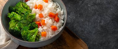 Vejetaryen yemeği. Brokolili pilav ve arka planda yeşil fasulye. Üst görünüm