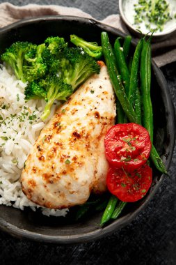 Sağlıklı ev yapımı tavuk göğsü ve pirinçli Brokoli hafif arka planda. Üst görünüm