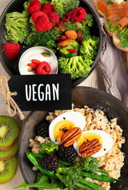 Yumurta ve sebzeli vejetaryen lapası, meyveli sandviç. Sağlıklı beslenme. Üst görünüm.