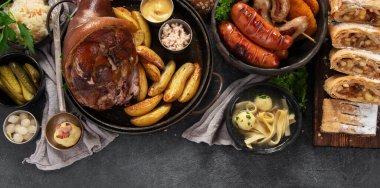 Klasik czech yemekleri seti. Siyah arka planda Çek mutfağından çeşitli geleneksel yemek koleksiyonları. Üst Manzara. Boşluğu kopyala.