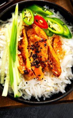 Kızarmış kaju tavuğu, hafif arka planda pilav ve sebzeyle kızartılmış. Asya yemeği. Üst görünüm.