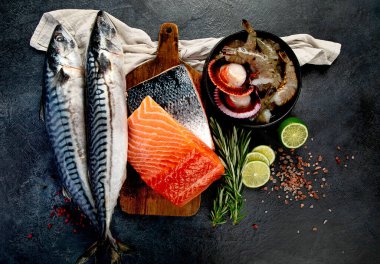 Çeşitli taze deniz ürünleri ve otlar. Taze balık ve deniz ürünleri düzenlemesi. Üst görünüm.