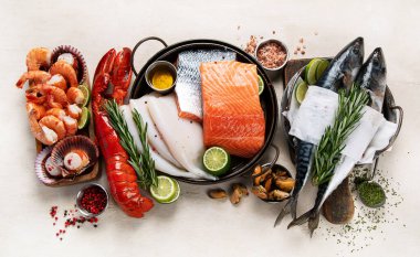 Çeşitli taze deniz ürünleri ve otlar. Taze balık ve deniz ürünleri düzenlemesi. Üst görünüm.