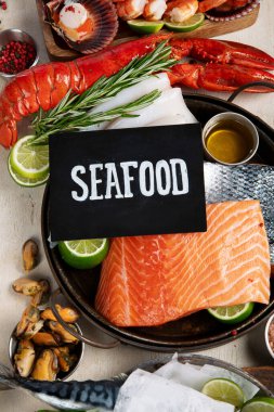 Çeşitli taze deniz ürünleri ve otlar. Taze balık ve deniz ürünleri düzenlemesi. Üst görünüm.