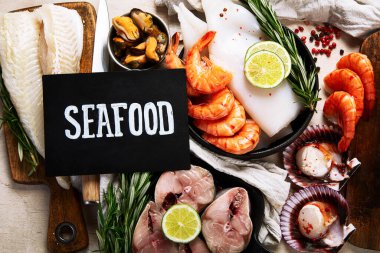 Çeşitli taze deniz ürünleri ve otlar. Taze balık ve deniz ürünleri düzenlemesi. Üst görünüm.