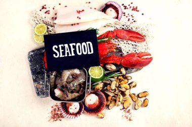 Çeşitli taze deniz ürünleri ve otlar. Taze balık ve deniz ürünleri düzenlemesi. Üst görünüm.