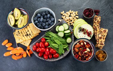 Sağlıklı dengeli diyet kavramı. Zengin lif kaynaklarının seçimi vejetaryen gıdadır. Sebze, meyve, tohum ve fındık. Üst görünüm.