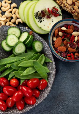 Sağlıklı dengeli diyet kavramı. Zengin lif kaynaklarının seçimi vejetaryen gıdadır. Sebze, meyve, tohum ve fındık. Üst görünüm.