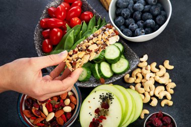 Sağlıklı dengeli diyet kavramı. Zengin lif kaynaklarının seçimi vejetaryen gıdadır. Sebze, meyve, tohum ve fındık. Üst görünüm.