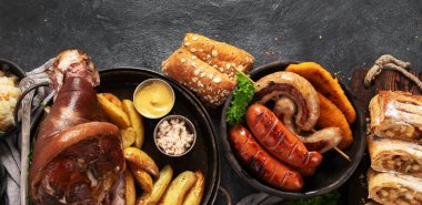 Klasik czech yemekleri seti. Siyah arka planda Çek mutfağından çeşitli geleneksel yemek koleksiyonları. Üst Manzara. Boşluğu kopyala.