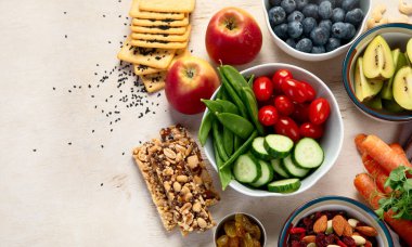 Sağlıklı dengeli diyet kavramı. Zengin lif kaynaklarının seçimi vejetaryen gıdadır. Sebze, meyve, tohum ve fındık. Üst görünüm.