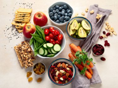 Sağlıklı dengeli diyet kavramı. Zengin lif kaynaklarının seçimi vejetaryen gıdadır. Sebze, meyve, tohum ve fındık. Üst görünüm.