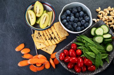 Sağlıklı dengeli diyet kavramı. Zengin lif kaynaklarının seçimi vejetaryen gıdadır. Sebze, meyve, tohum ve fındık. Üst görünüm.