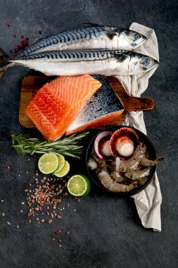 Çeşitli taze deniz ürünleri ve otlar. Taze balık ve deniz ürünleri düzenlemesi. Üst görünüm.