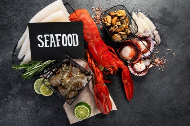 Çeşitli taze deniz ürünleri ve otlar. Taze balık ve deniz ürünleri düzenlemesi. Üst görünüm.