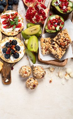 Meyveli, fındıklı ve kuru meyveli sağlıklı çerez tabağı. Gurme organik yiyecekler, temiz yiyecekler, bitki bazlı protein, vegan diyeti. Üst görünüm.