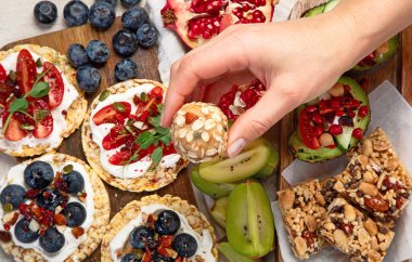 Meyveli, fındıklı ve kuru meyveli sağlıklı çerez tabağı. Gurme organik yiyecekler, temiz yiyecekler, bitki bazlı protein, vegan diyeti. Üst görünüm.