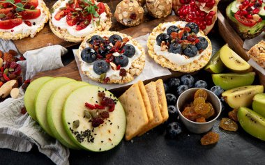 Meyveli, fındıklı ve kuru meyveli sağlıklı çerez tabağı. Gurme organik yiyecekler, temiz yiyecekler, bitki bazlı protein, vegan diyeti. Üst görünüm.