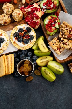 Meyveli, fındıklı ve kuru meyveli sağlıklı çerez tabağı. Gurme organik yiyecekler, temiz yiyecekler, bitki bazlı protein, vegan diyeti. Üst görünüm.