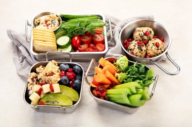 Çeşitli sağlıklı besleyici yemekler. Metal kutularda hafif arka planda sağlıklı atıştırmalık kavramı. Üst görünüm.