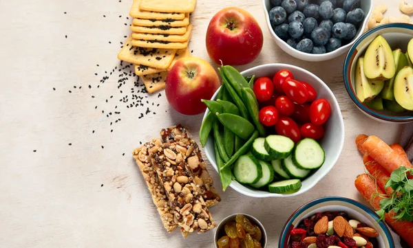 Sağlıklı dengeli diyet kavramı. Zengin lif kaynaklarının seçimi vejetaryen gıdadır. Sebze, meyve, tohum ve fındık. Üst görünüm.