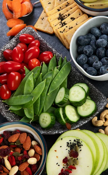 Sağlıklı dengeli diyet kavramı. Zengin lif kaynaklarının seçimi vejetaryen gıdadır. Sebze, meyve, tohum ve fındık. Üst görünüm.