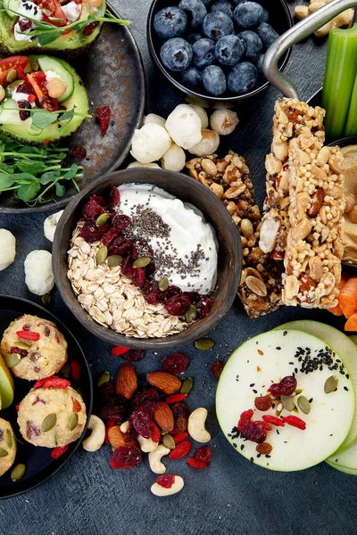 Çeşitli humus sosları. Sebzeli humus tabağı. Havuç, kereviz çubukları. Vejetaryen ve geleneksel humus karanlık bir arka planda sağlıklı ve vejetaryen atıştırmalığı gibidir. Üst görünüm.