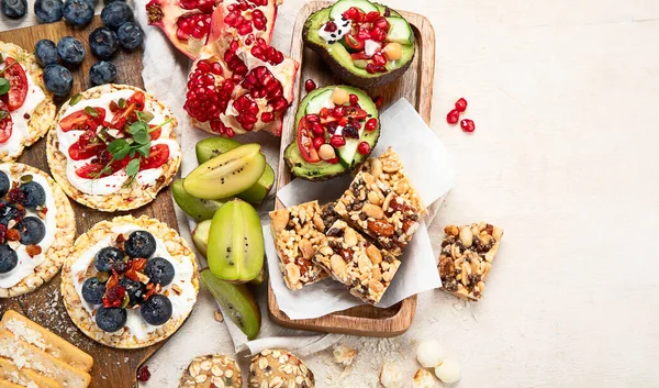 Meyveli, fındıklı ve kuru meyveli sağlıklı çerez tabağı. Gurme organik yiyecekler, temiz yiyecekler, bitki bazlı protein, vegan diyeti. Üst görünüm.