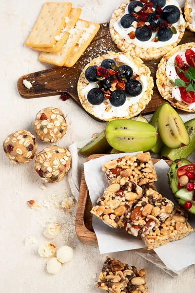 Meyveli, fındıklı ve kuru meyveli sağlıklı çerez tabağı. Gurme organik yiyecekler, temiz yiyecekler, bitki bazlı protein, vegan diyeti. Üst görünüm.