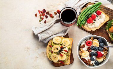 Kahvaltıda farklı malzemelerle hazırlanmış çeşitli sandviçler. Üst Manzara. Vejetaryen yemeği.