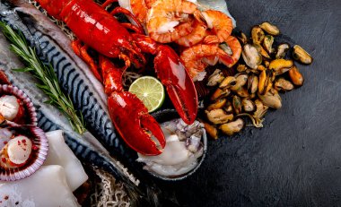 Çeşitli taze deniz ürünleri ve otlar. Taze balık ve deniz ürünleri düzenlemesi. Üst görünüm.