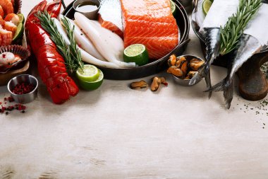 Çeşitli taze deniz ürünleri ve otlar. Taze balık ve deniz ürünleri düzenlemesi. Üst görünüm.