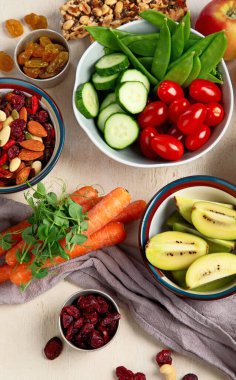 Sağlıklı dengeli diyet kavramı. Zengin lif kaynaklarının seçimi vejetaryen gıdadır. Sebze, meyve, tohum ve fındık. Üst görünüm.