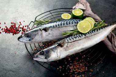 Taze uskumru ve otlar. Taze balık ve deniz ürünleri düzenlemesi. Üst görünüm.