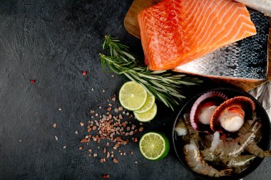 Çeşitli taze deniz ürünleri ve otlar. Taze balık ve deniz ürünleri düzenlemesi. Üst görünüm.