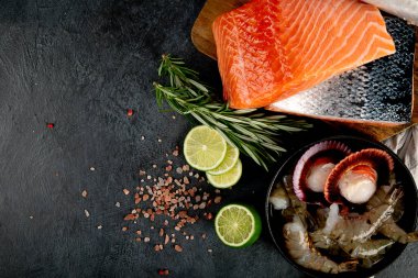 Çeşitli taze deniz ürünleri ve otlar. Taze balık ve deniz ürünleri düzenlemesi. Üst görünüm.