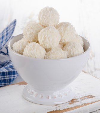 Beyaz çikolata şekerleme kase.