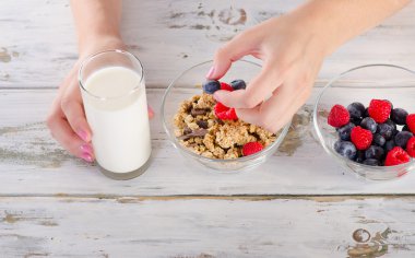 Yoğurt böğürtlen, ahududu ve müsli.