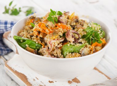 Quinoa ve beyaz kase deniz ürünleri salatası