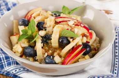 Sağlıklı kahvaltı quinoa taze çilek ile,