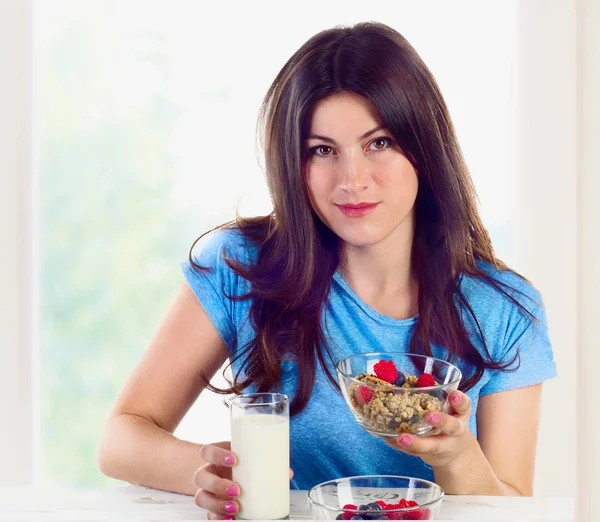 Młoda kobieta z zdrowy śniadanie — Zdjęcie stockowe