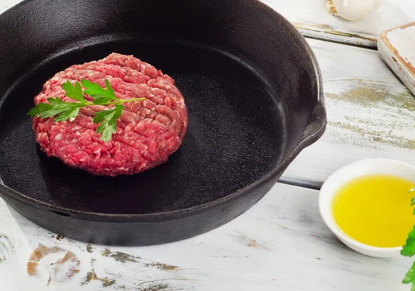 Roh-Beef-Burger-Patty — Stockfoto