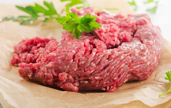 Carne de res molida cruda con hierbas frescas . — Foto de Stock